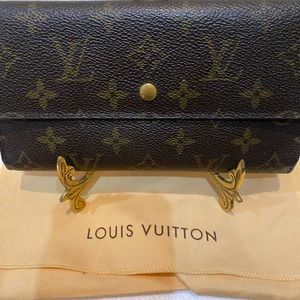 Authentic LV monogram wallet in excellent condition. Dust bag. Excellent